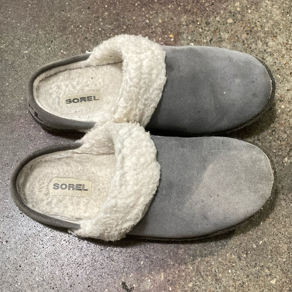 Sorel Gray Suede Slippers with White Fur Trim - Picture 2 of 5